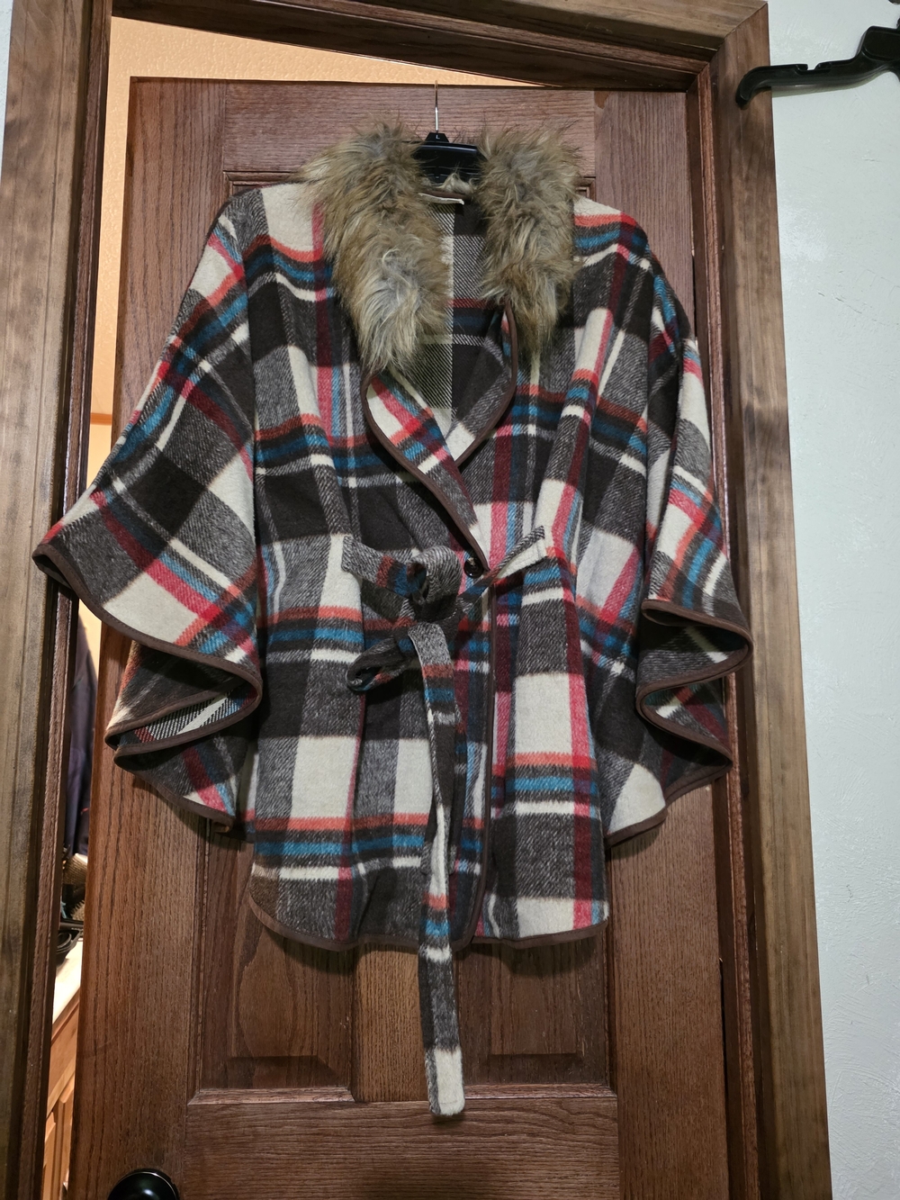 Etwo oversized batwing plaid cape faux fur trim button and tie waist